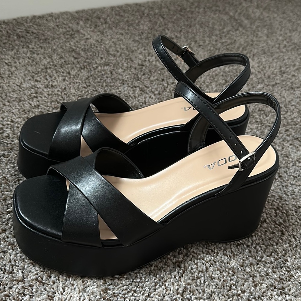 Size 9 black SODA platform sandals